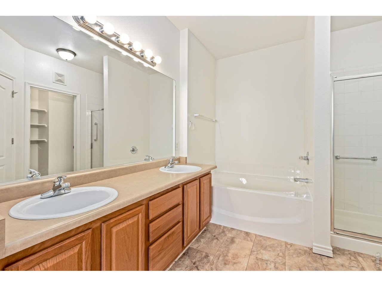 Property Photo 21 First en-suite 5 piece bath