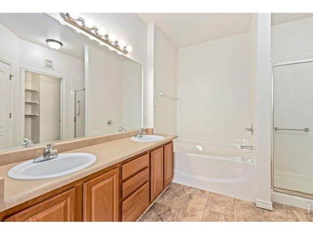 Property Photo 21 First en-suite 5 piece bath