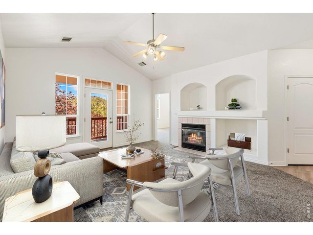 Property Photo 1 Turnkey 2 bed / 2.5 bath condo in amazing location! All the work has been done for you!