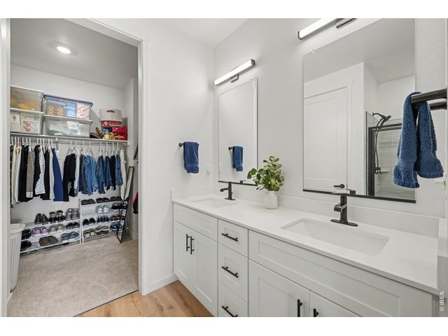 Property Photo 14 Large primary ensuite with large walk in closet