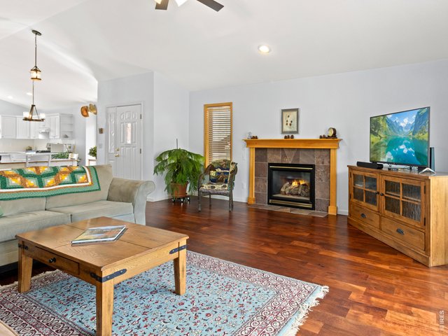 Property Photo 17 Gas fireplace