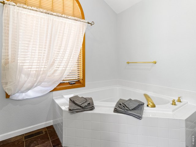 Property Photo 29 Deep soaking tub
