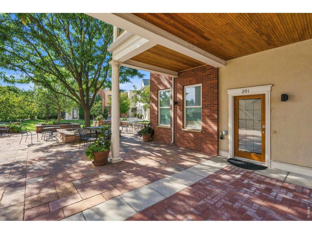 Property Photo 3 The main entrance is located off the courtyard at Mason Street North Condos.