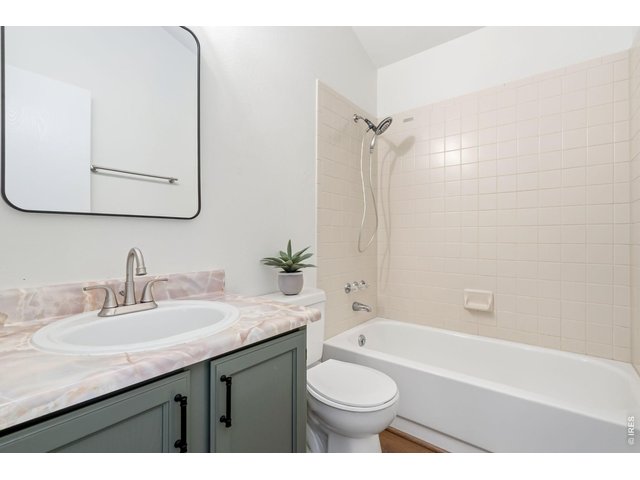 Property Photo 15 Guest bathroom