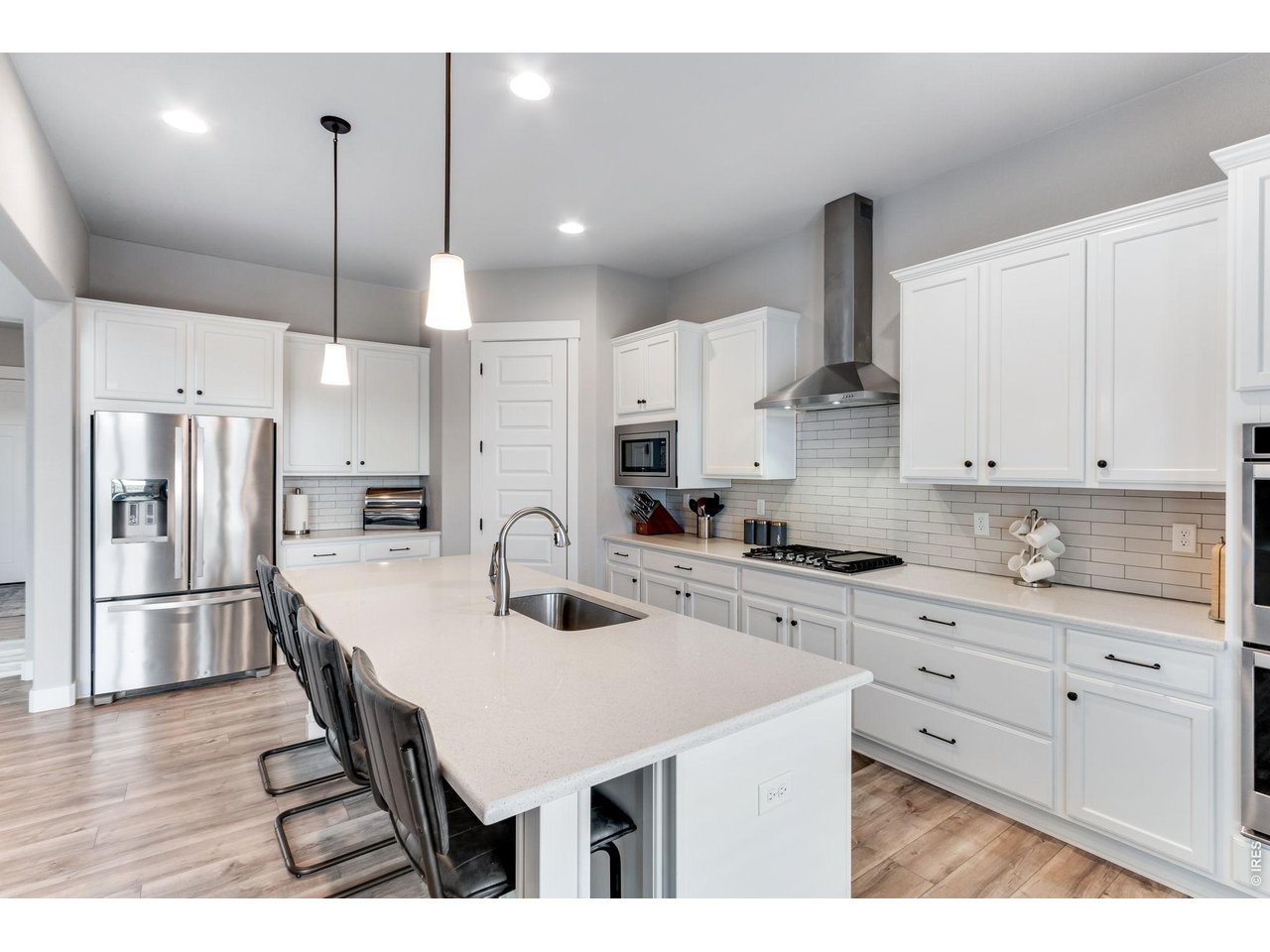 Property Photo 14 Large Kitchen Island