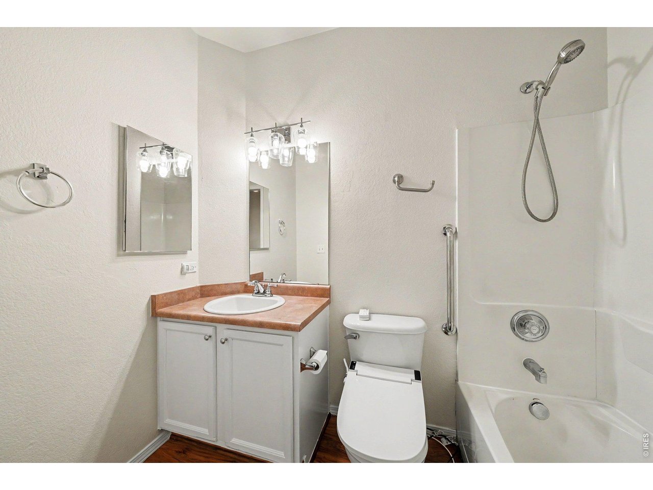 Property Photo 13 Primary bathroom