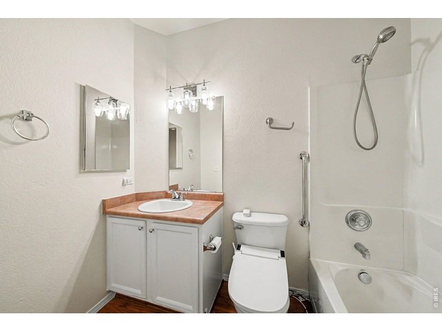 Property Photo 13 Primary bathroom