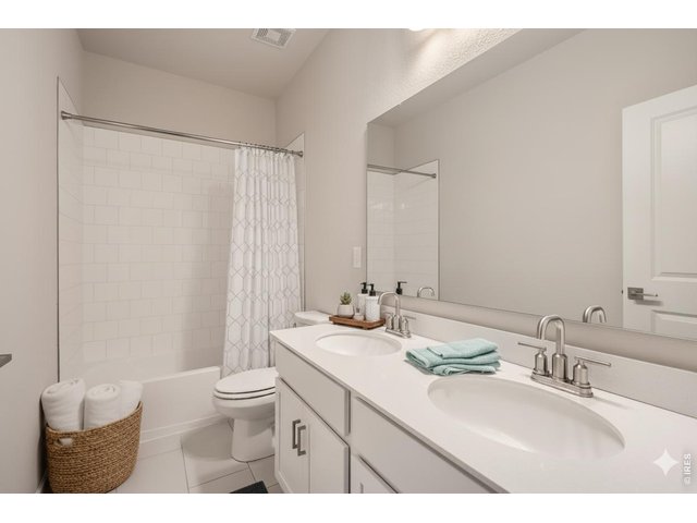 Property Photo 20 Bathroom 2 with dual vanity