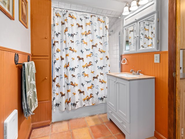 Property Photo 25 Bath 2