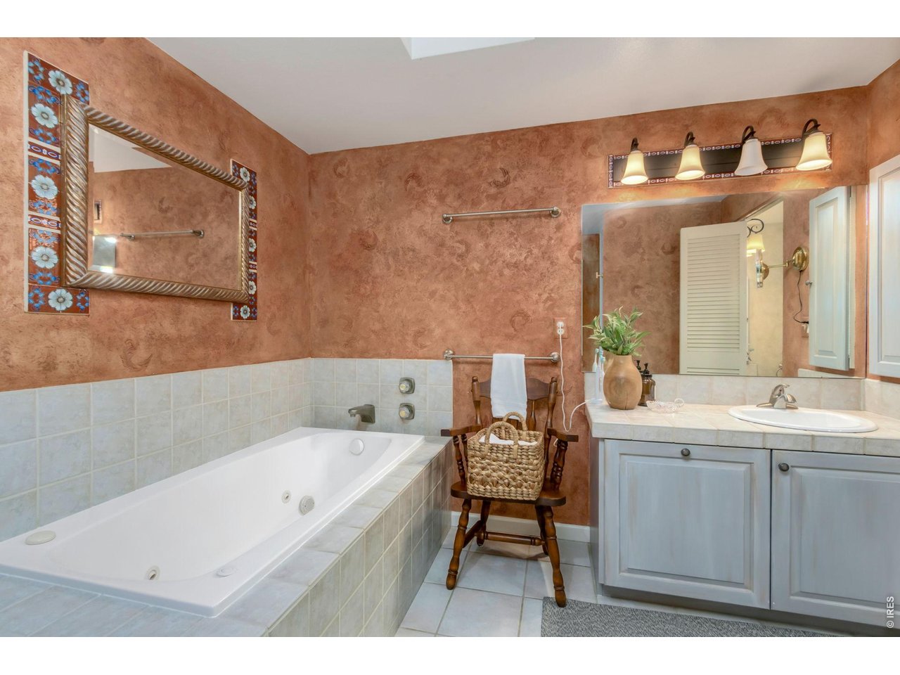 Property Photo 28 Oversized soaking tub perfect for unwinding.