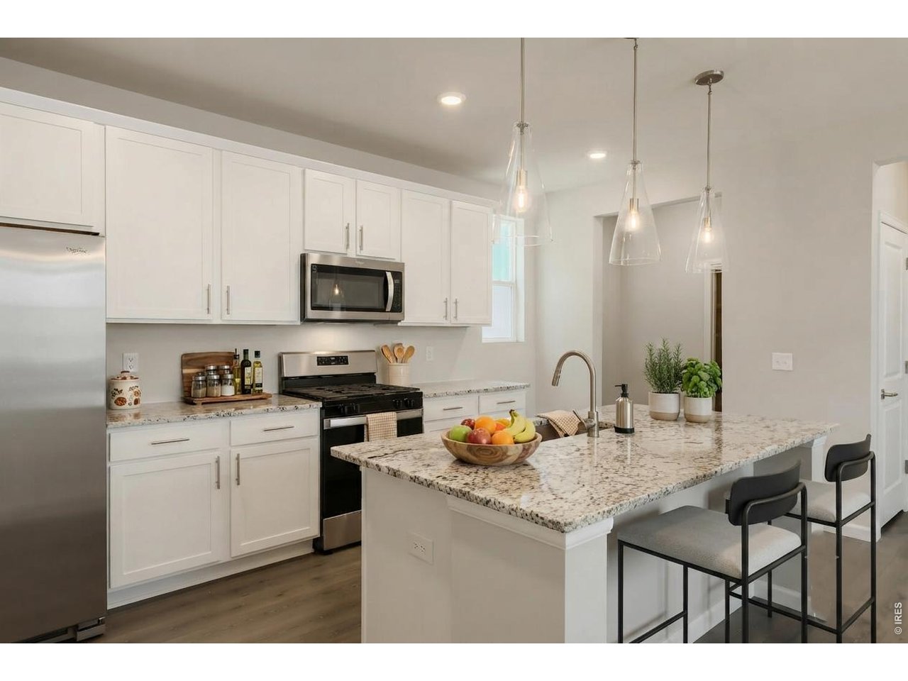 Property Photo 6 White soft-close cabinetry with cabinet pulls
