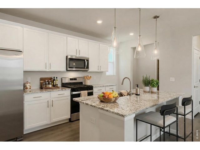 Property Photo 6 White soft-close cabinetry with cabinet pulls