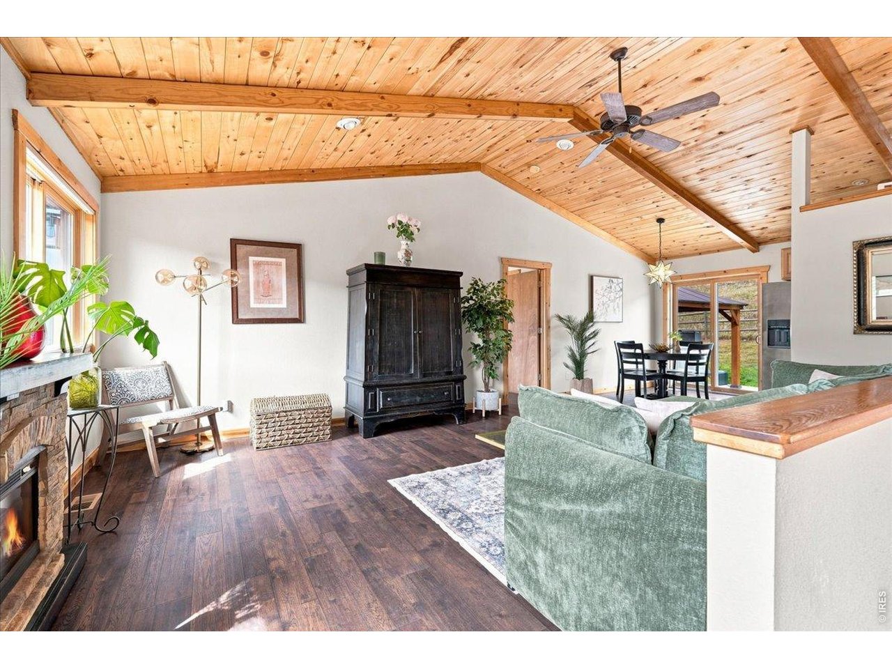 Property Photo 7 Spacious Living Room