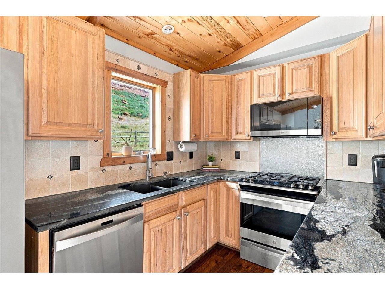 Property Photo 19 Stunning countertops