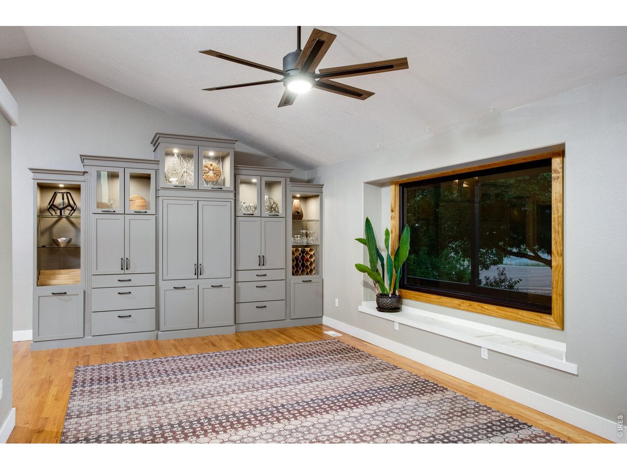 Property Photo 12 Beautiful built-in cabinets