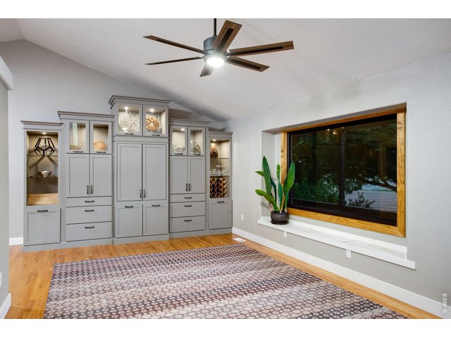 Property Photo 12 Beautiful built-in cabinets