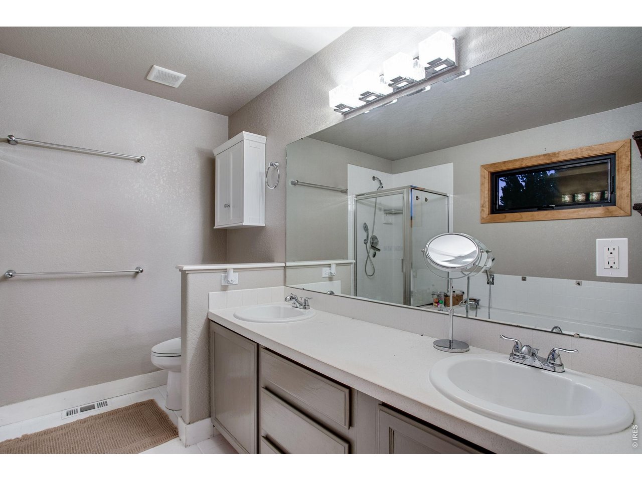 Property Photo 25 5-piece primary bedroom bath