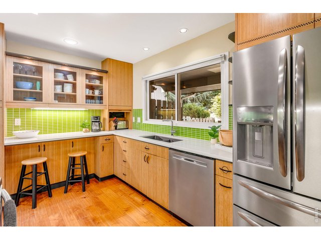 Property Photo 10 Look right out to the private covered courtyard from the kitchen, excellent storage and countertop space in this chef's kitchen!