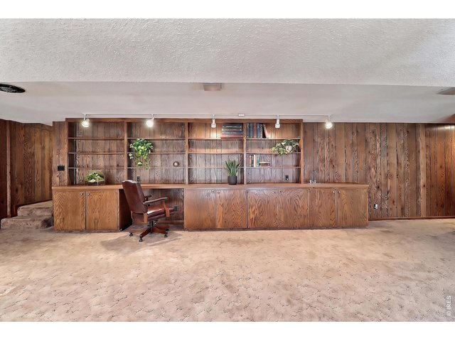 Property Photo 33 Built-In Bookcase-Wet Bar-Desk