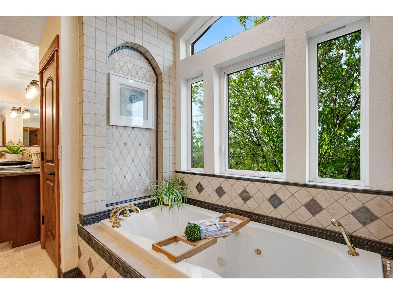Property Photo 33 5 piece primary bath