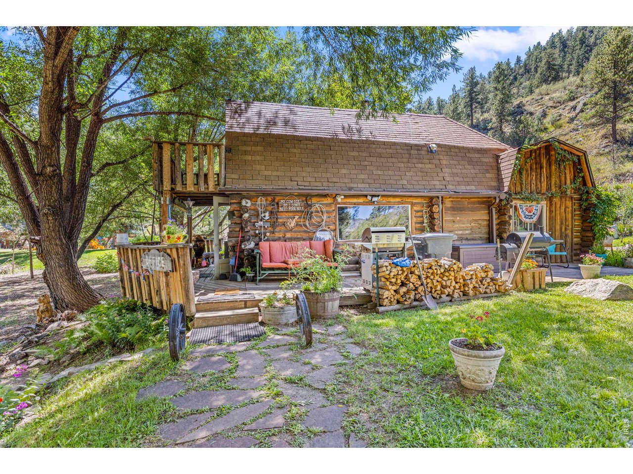 Property Photo 10 Large Cabin exterior and surrounding outdoor space