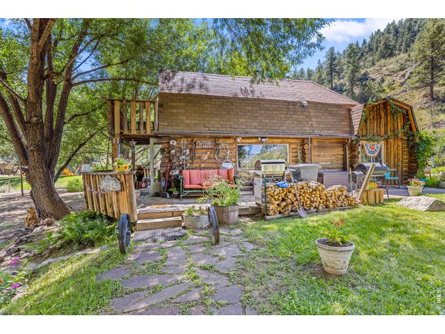 Property Photo 10 Large Cabin exterior and surrounding outdoor space
