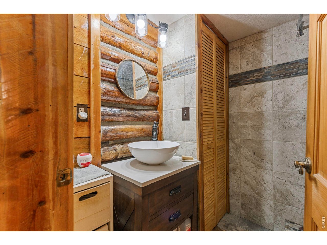 Property Photo 16 Large Cabin bathroom