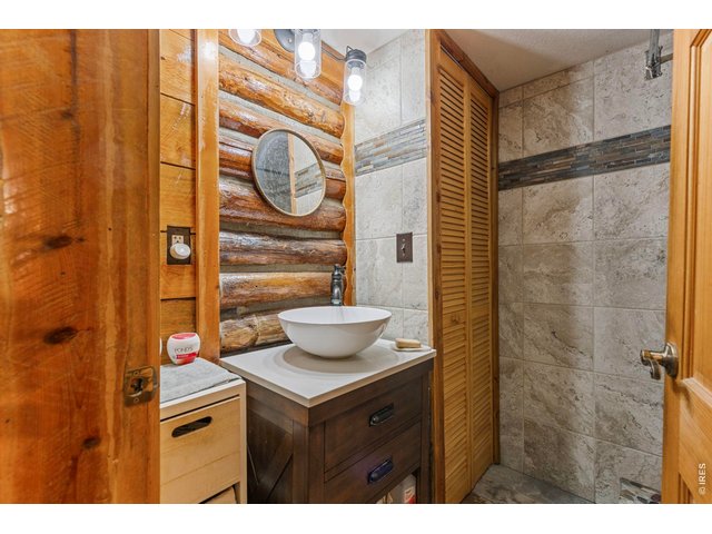 Property Photo 16 Large Cabin bathroom