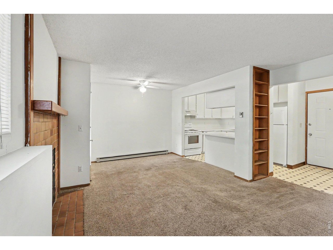 Property Photo 4 Spacious living area & open floorplan