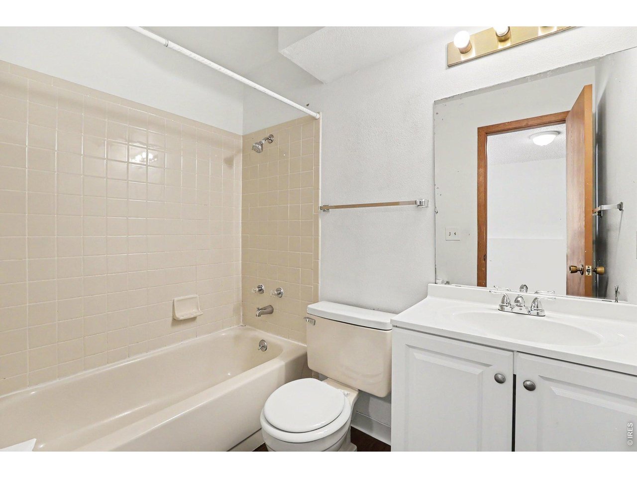 Property Photo 12 Ensuite bathroom