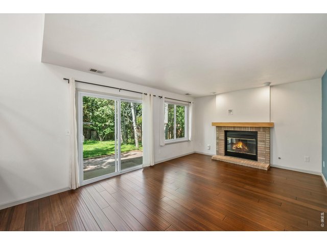 Property Photo 13 Gas fireplace