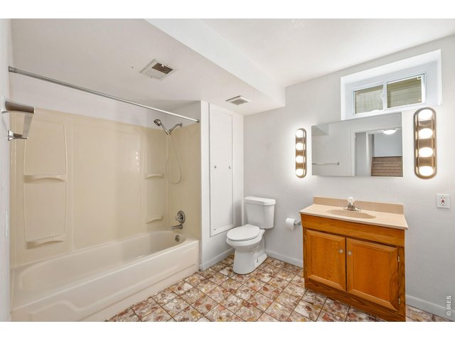 Property Photo 27 Full guest bath in basement