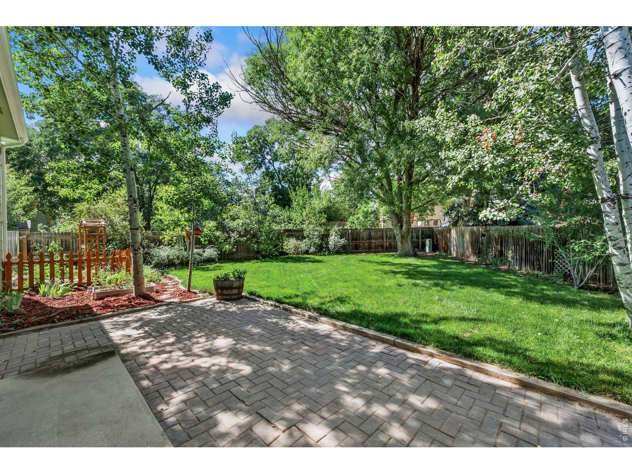 Property Photo 31 Large nicely landscaped yard