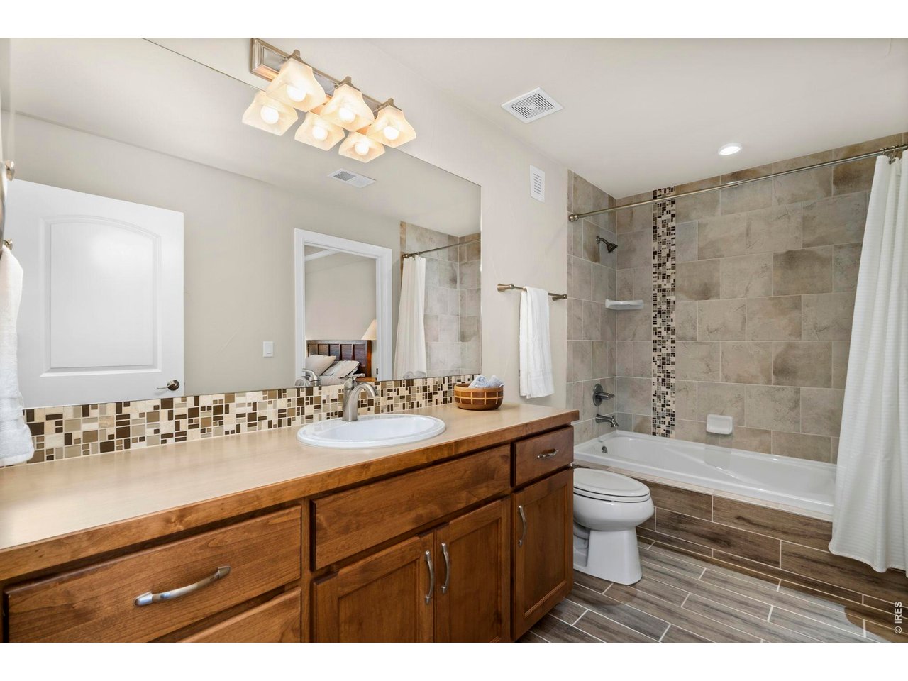 Property Photo 34 Full and lovely bathroom in Basement - En Suite to Bedroom 2