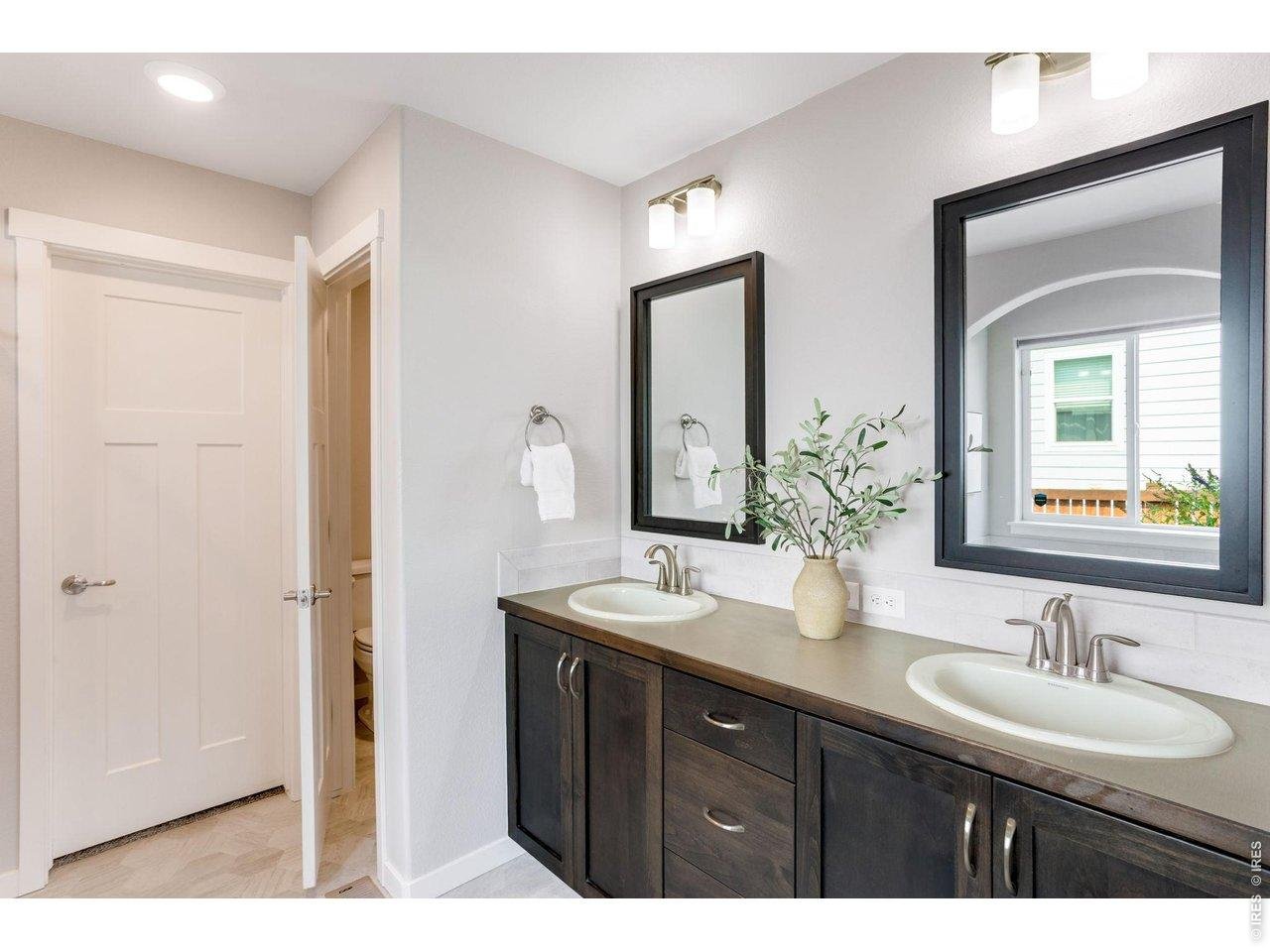Property Photo 21 Full 5 piece primary bathroom suite