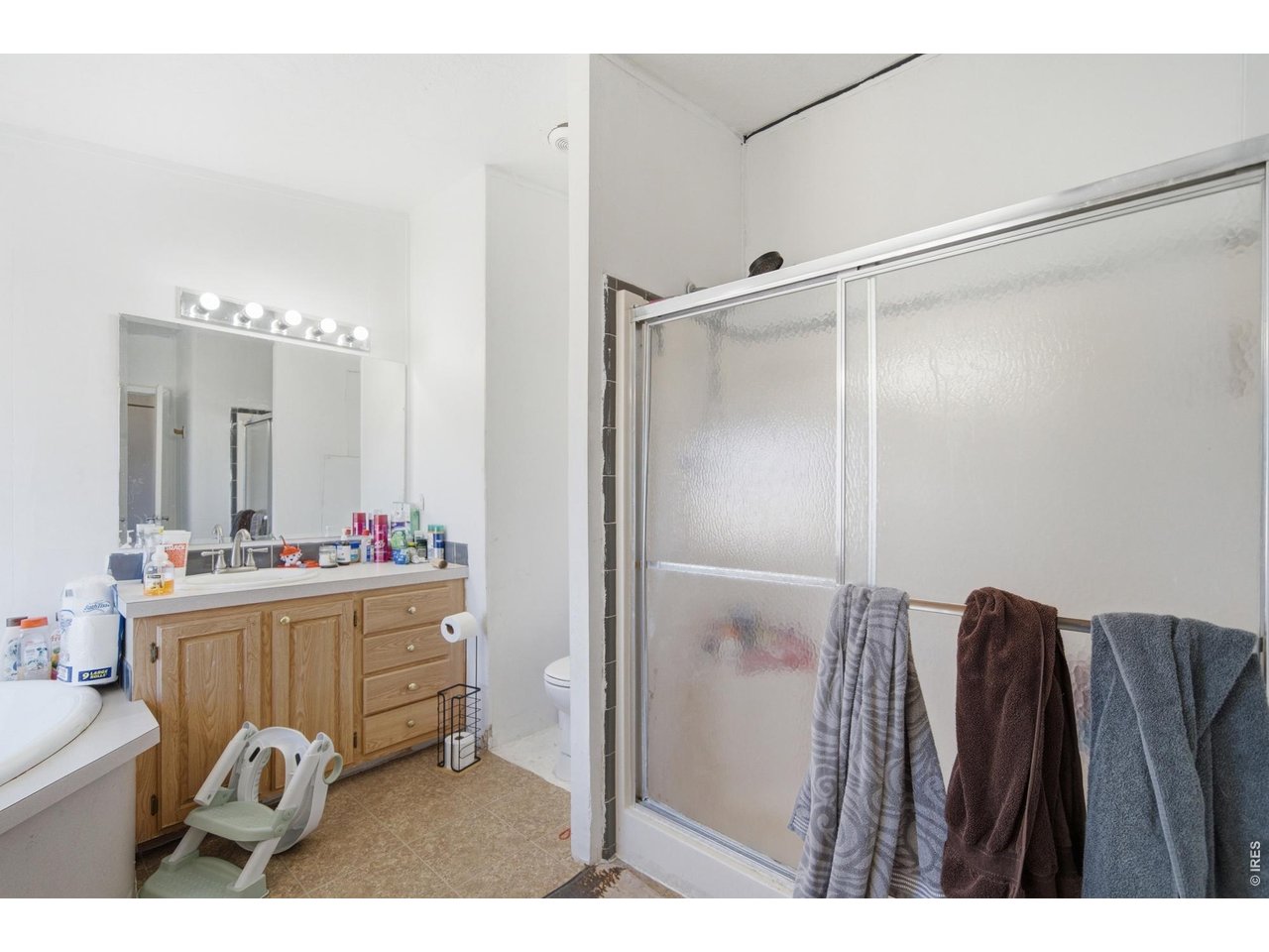 Property Photo 26 5 piece primary bath.