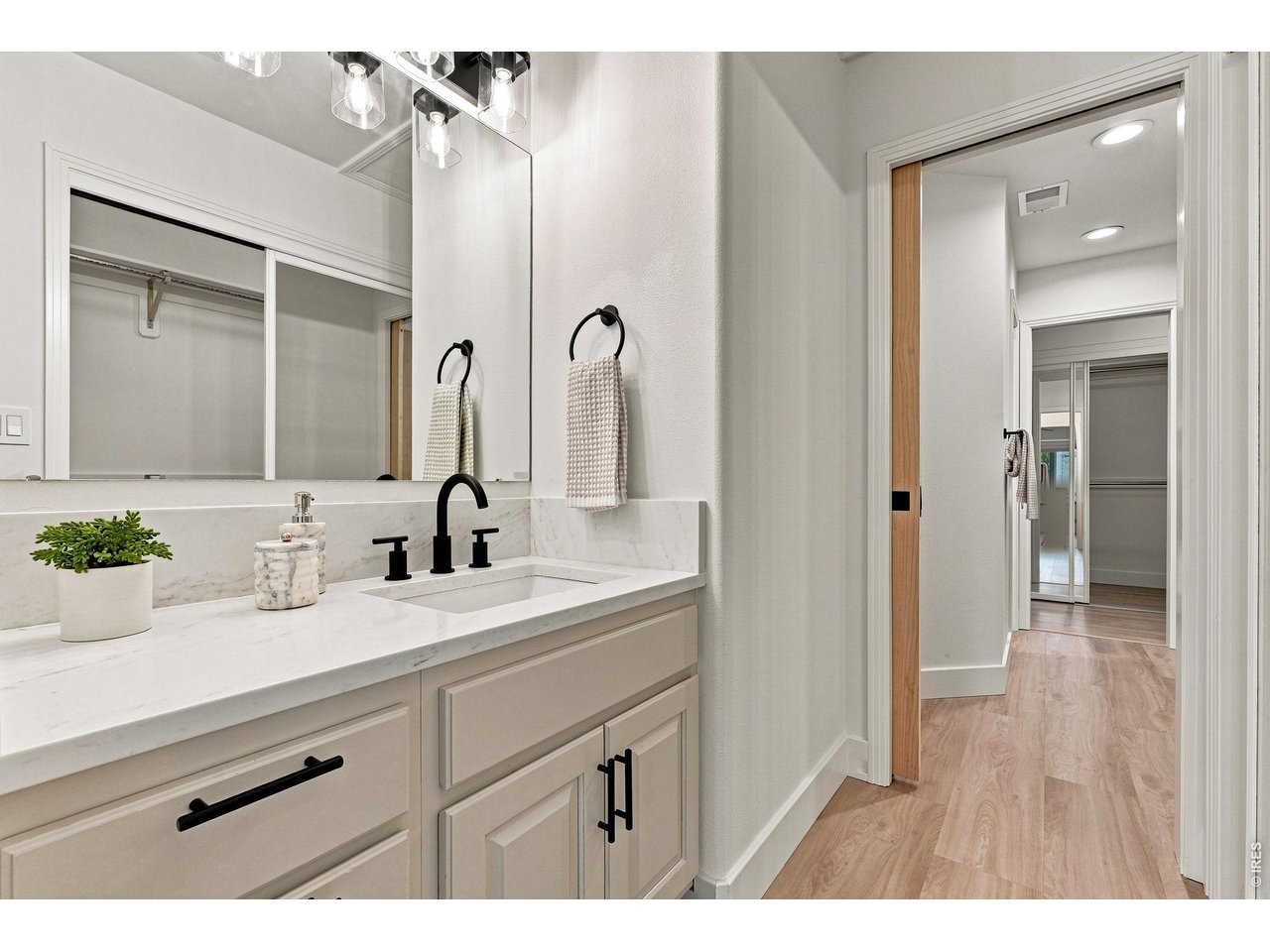 Property Photo 36 Jack and Jill bathroom