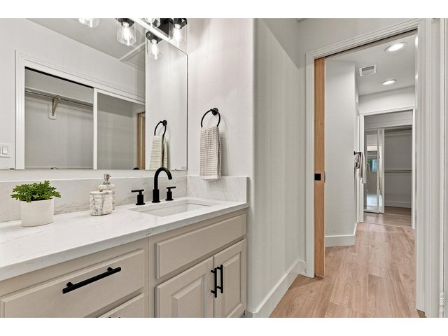 Property Photo 36 Jack and Jill bathroom