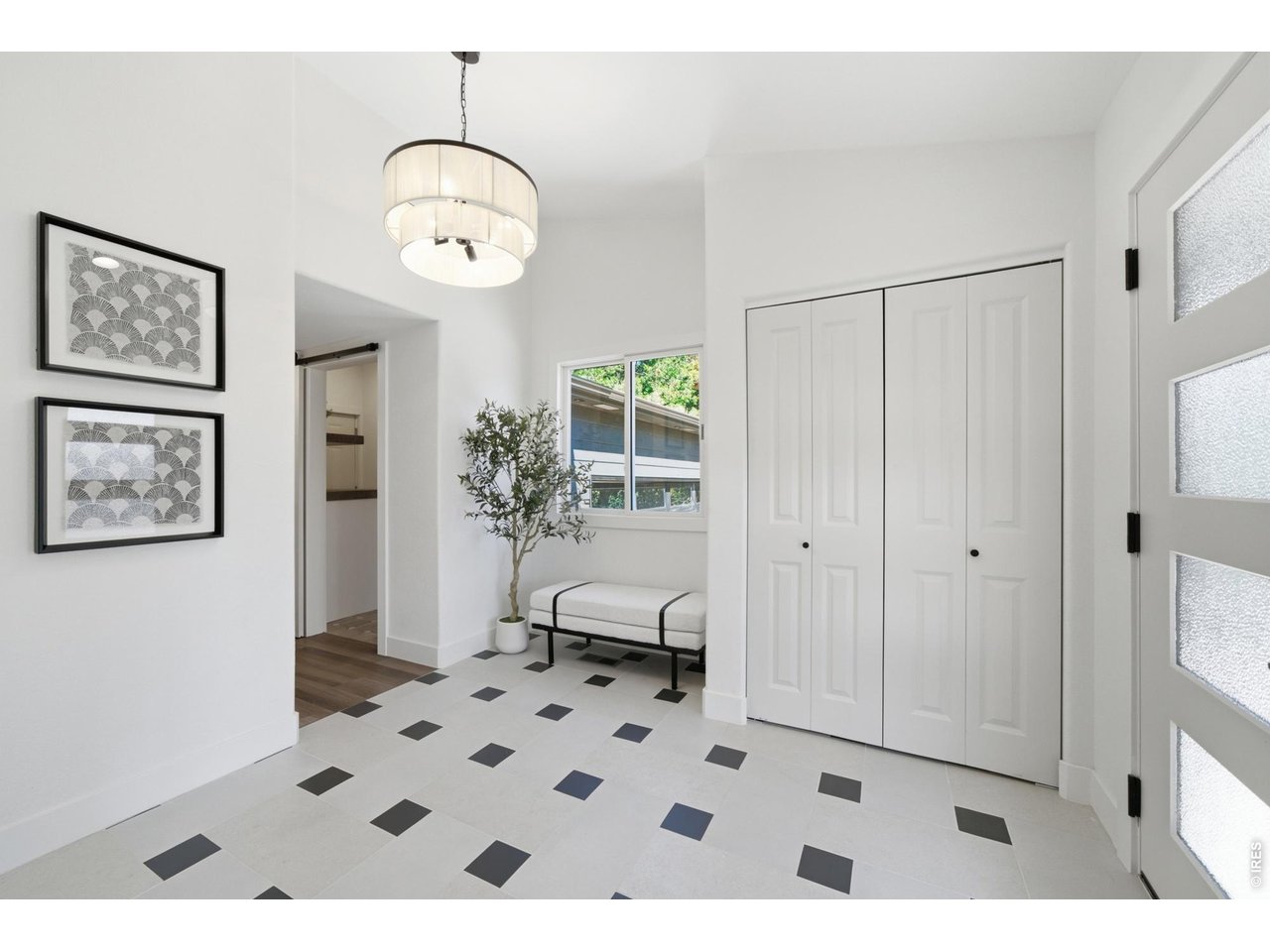 Property Photo 6 Gorgeous tile foyer helps to welcome you into the home.