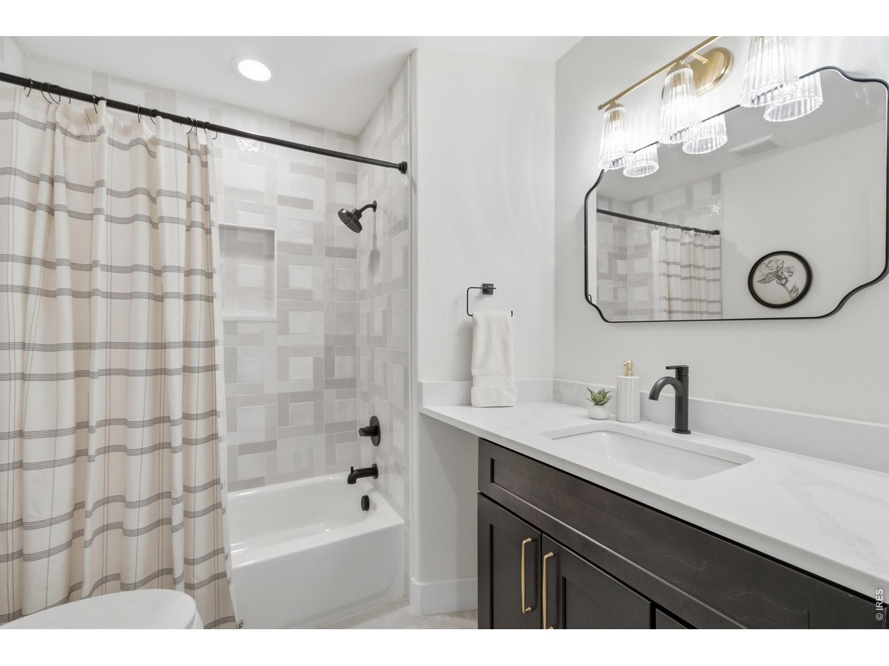 Property Photo 26 The main floor full bathroom is shared amongst the two main floor bedrooms.