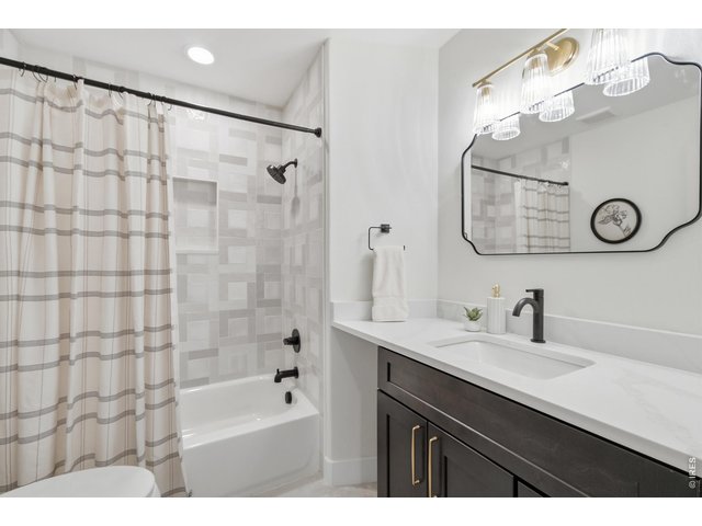 Property Photo 26 The main floor full bathroom is shared amongst the two main floor bedrooms.