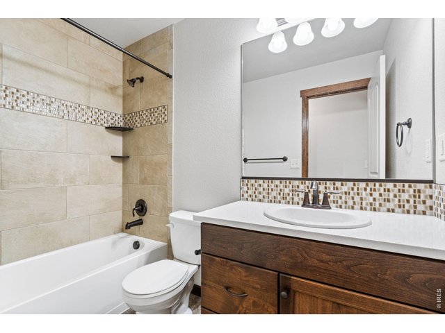 Property Photo 16 Full bathroom with designer tile