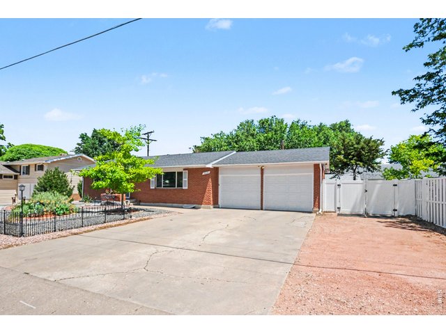 Property Photo 1 Welcome to 515 7th Street! No HOA and No Metro. Space for RV/Boat/Toys and alley access!
