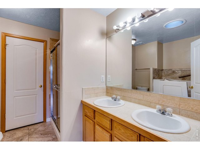 Property Photo 30 5-piece primary bath