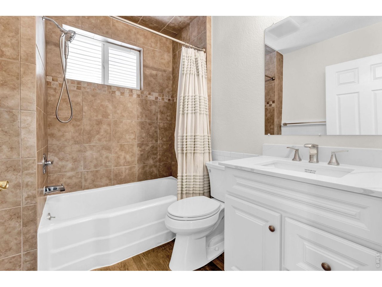 Property Photo 20 Full Bathroom on the main floor.