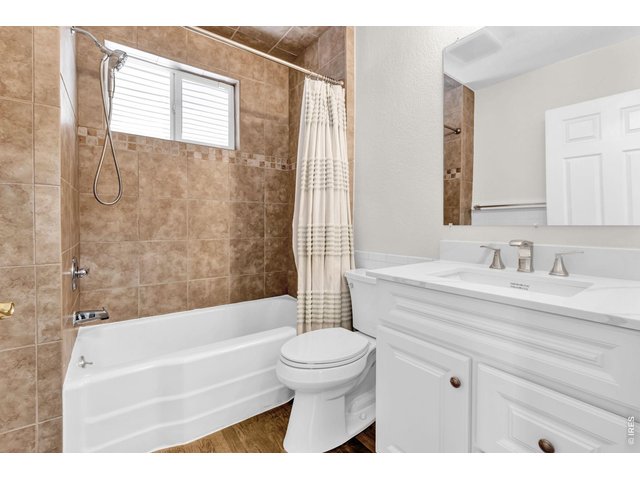 Property Photo 20 Full Bathroom on the main floor.