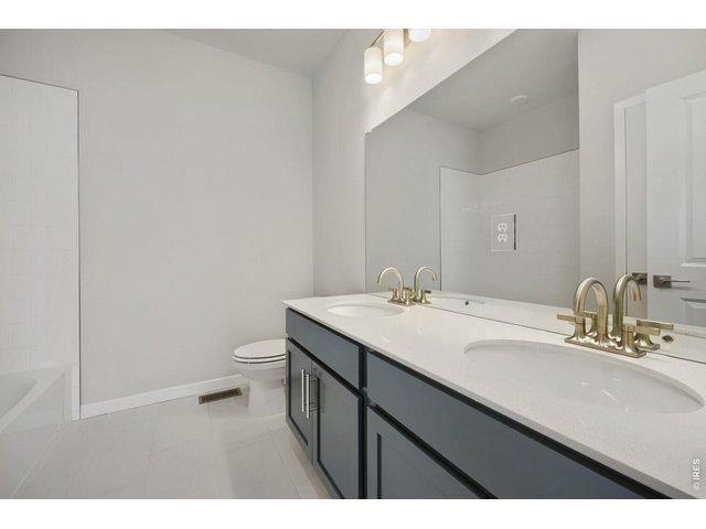 Property Photo 26 bath 2