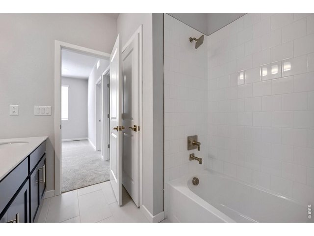 Property Photo 27 bath 2