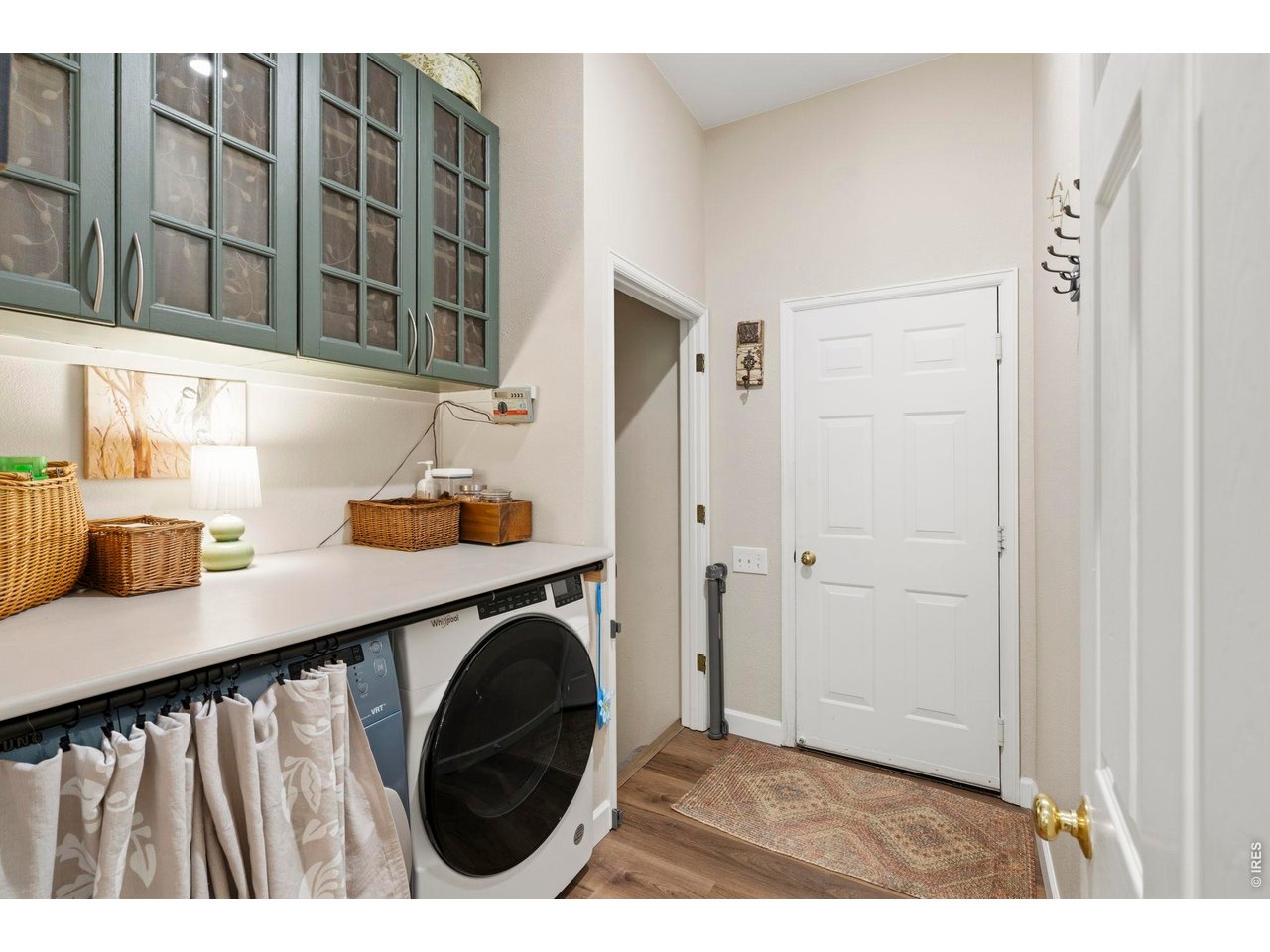 Property Photo 32 Convenient countertop for folding.