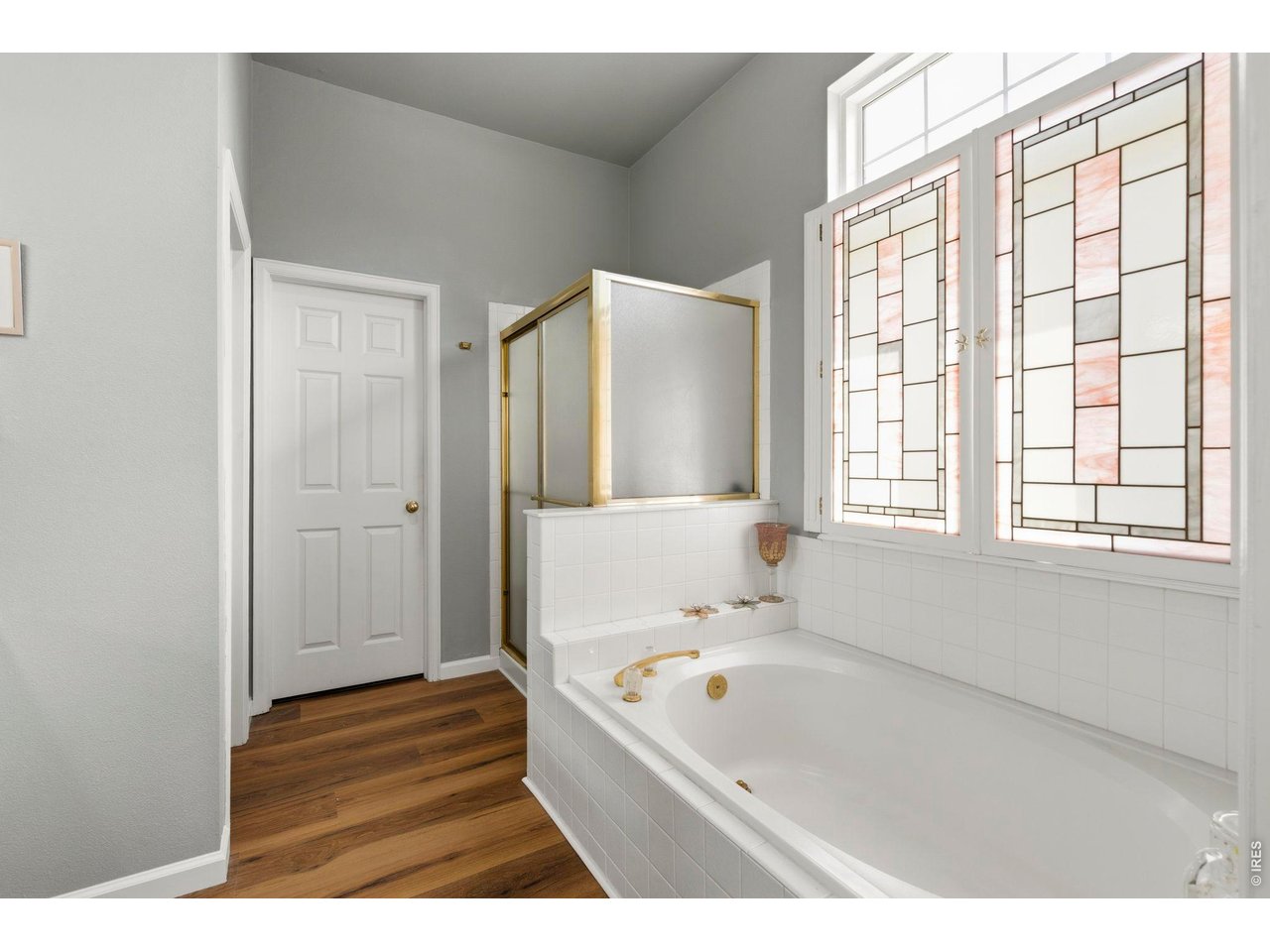 Property Photo 17 Enjoy a soak with the beauty of stained glass windows.